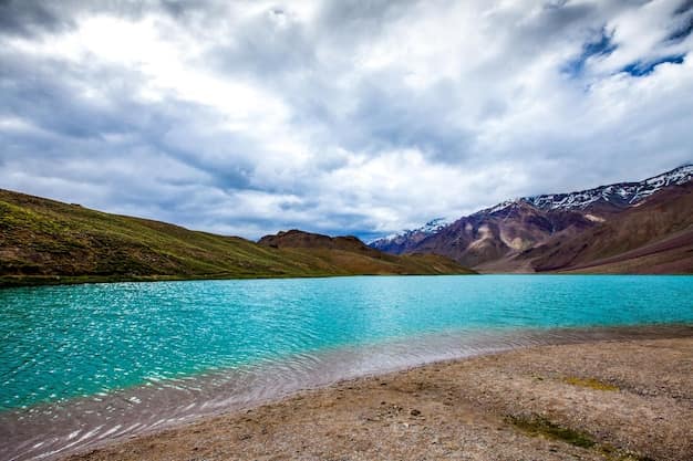 The blue water of Chandratal lake surrounded by mountains in Lahaul and Spiti, Himachal Pradesh